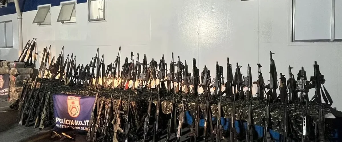 Megaoperação no Rio revela arsenal de guerra: polícia apreende 93 fuzis de sete modelos diferentes