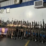 Megaoperação no Rio revela arsenal de guerra: polícia apreende 93 fuzis de sete modelos diferentes