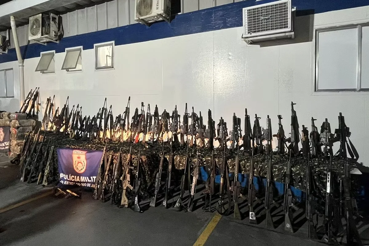 Megaoperação no Rio revela arsenal de guerra: polícia apreende 93 fuzis de sete modelos diferentes
