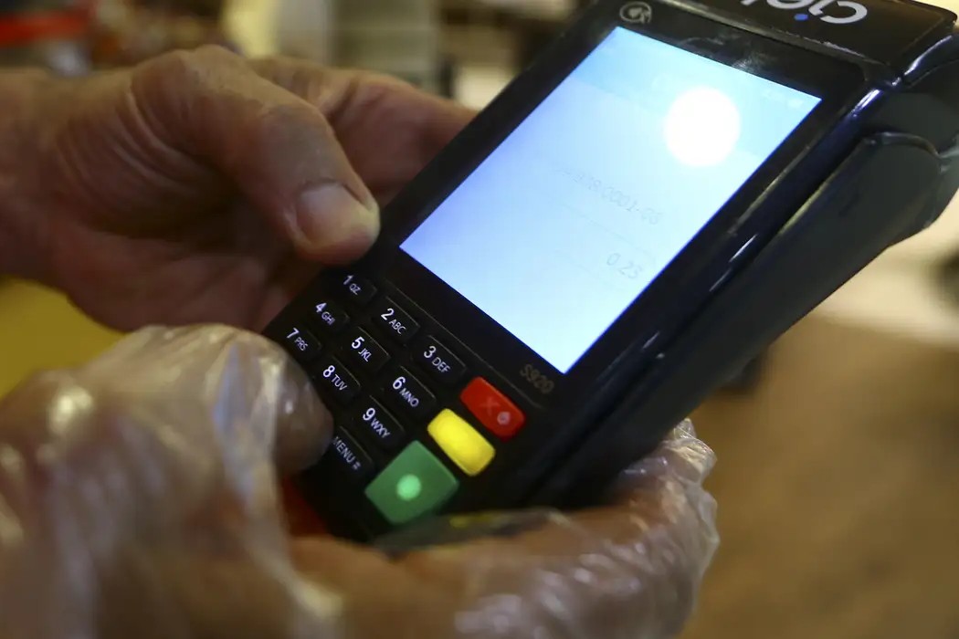 Economia: Banco Central determina que bandeiras de cartão garantam pagamento em caso de falhas nas transações