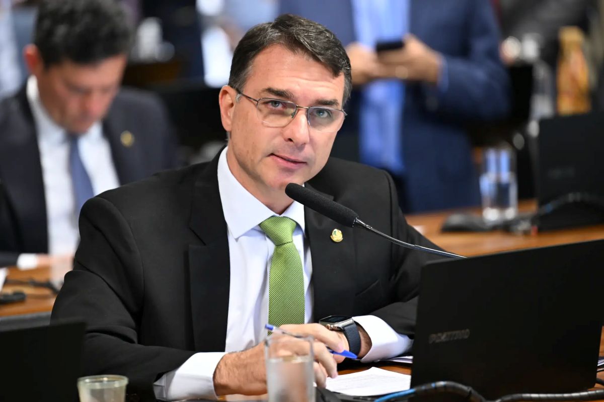 Política: Flávio Bolsonaro pede desculpas a Michelle e tenta conter crise interna no PL