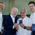 Educação: Lula entrega Carteira Nacional Docente a professores do Ceará e anuncia avanço nas obras do ITA em Fortaleza