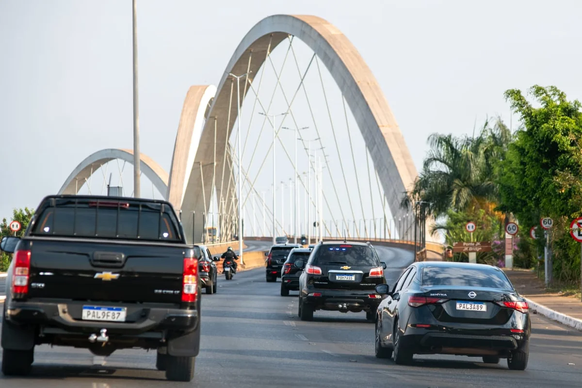 Política: Bolsonaro é transferido da PF para hospital e passa por internação antes de cirurgia