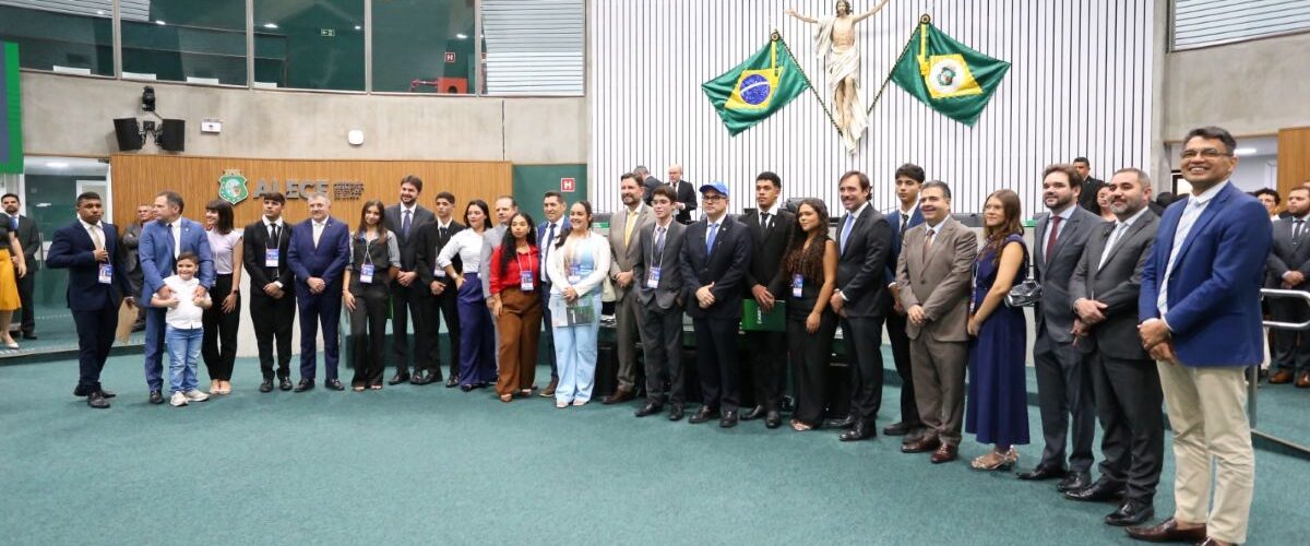 Política: Jovens cearenses vivenciam rotina parlamentar no encerramento do Parlamento Jovem 2025