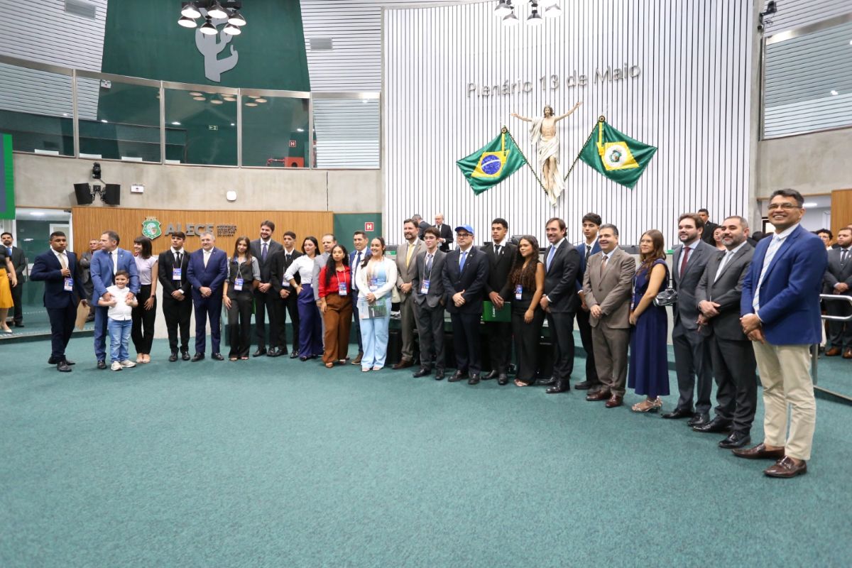 Política: Jovens cearenses vivenciam rotina parlamentar no encerramento do Parlamento Jovem 2025