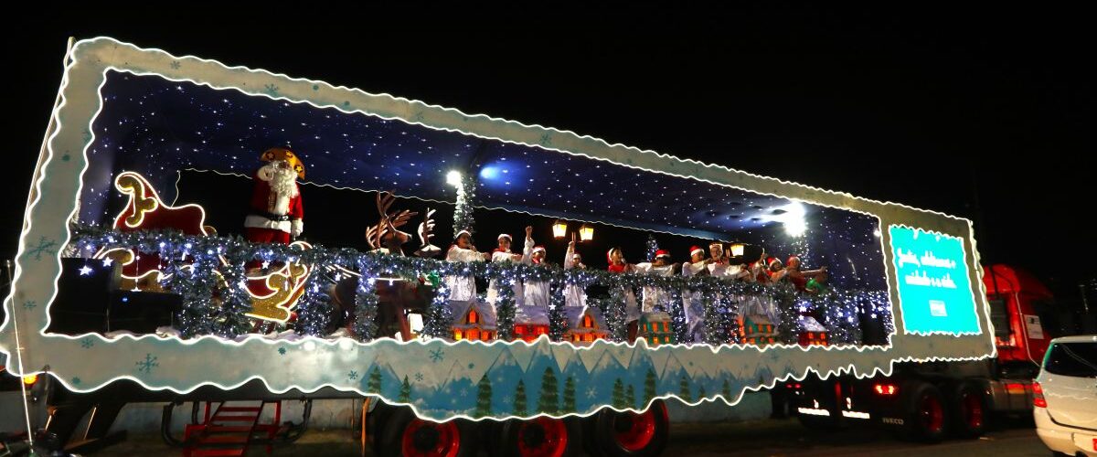Natal 2025: Caminhão do Natal de Luz da Unimed Fortaleza leva música, emoção e espírito natalino pelas ruas da cidade