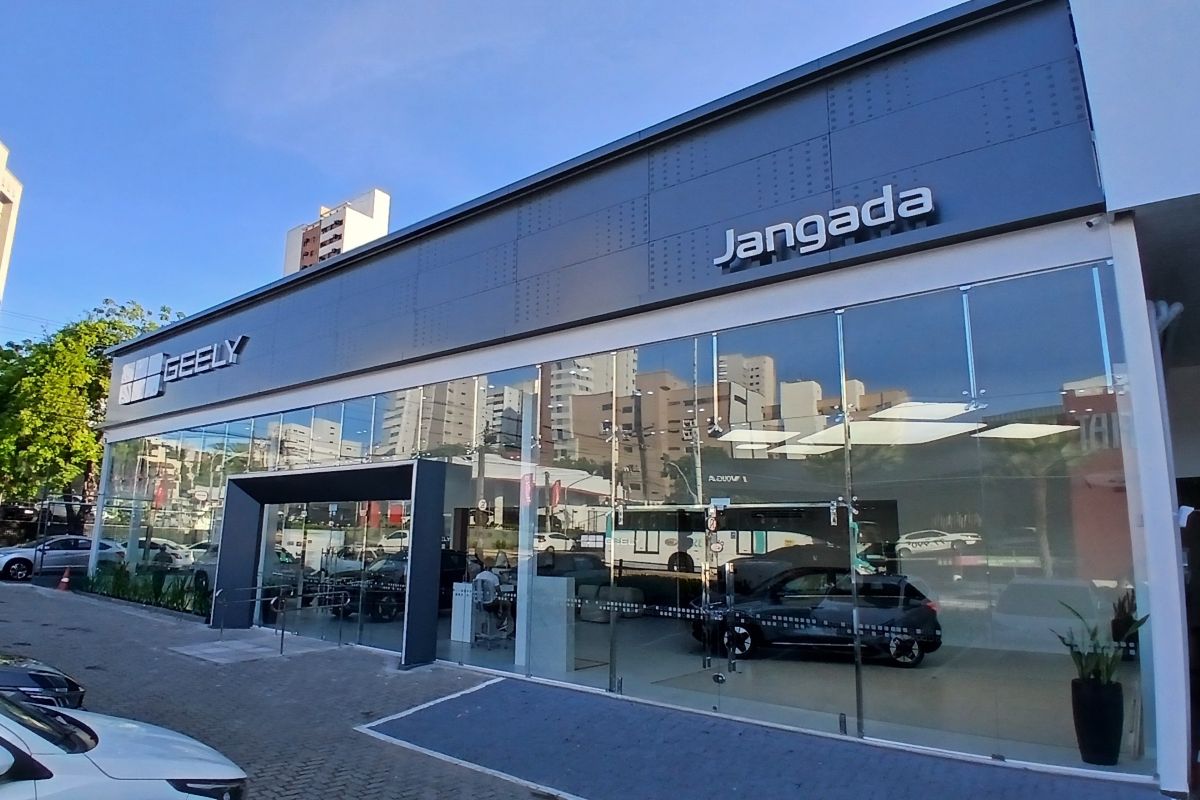 Automóvel: Geely inaugura loja em Fortaleza e reforça expansão no mercado de veículos elétricos no Nordeste