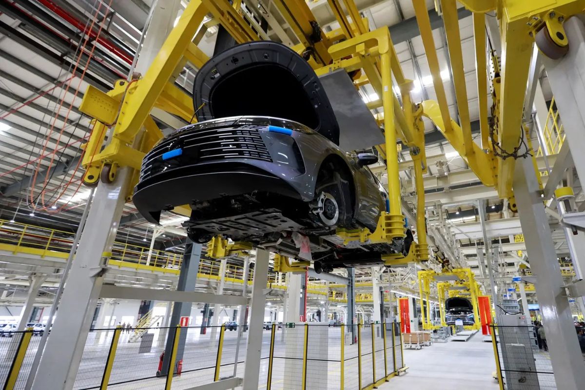 Economia: Produção industrial perde ritmo no Brasil e deve fechar 2025 com crescimento limitado a 1%