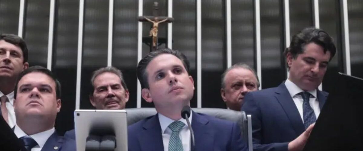 Política: Câmara aprova PL que reduz penas e pode beneficiar Bolsonaro e outros condenados por tentativa de golpe