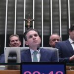 Política: Câmara aprova PL que reduz penas e pode beneficiar Bolsonaro e outros condenados por tentativa de golpe