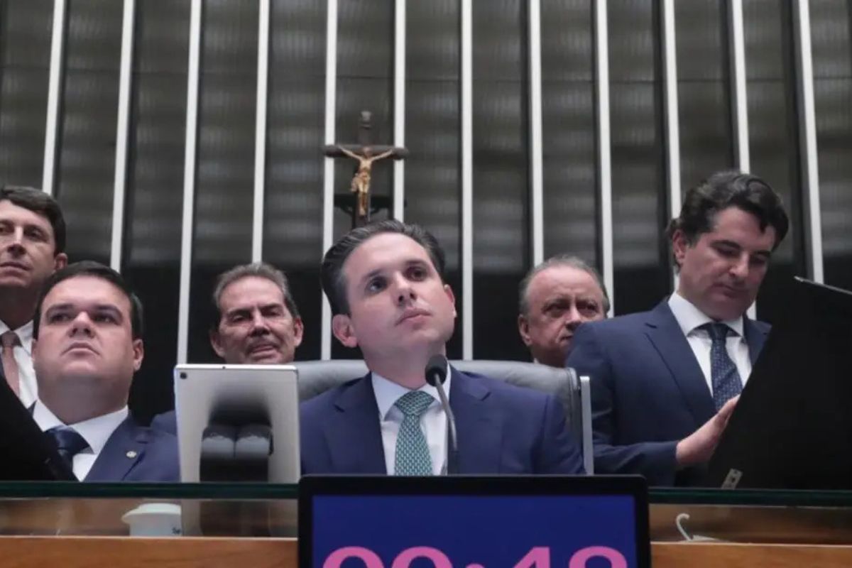 Política: Câmara aprova PL que reduz penas e pode beneficiar Bolsonaro e outros condenados por tentativa de golpe