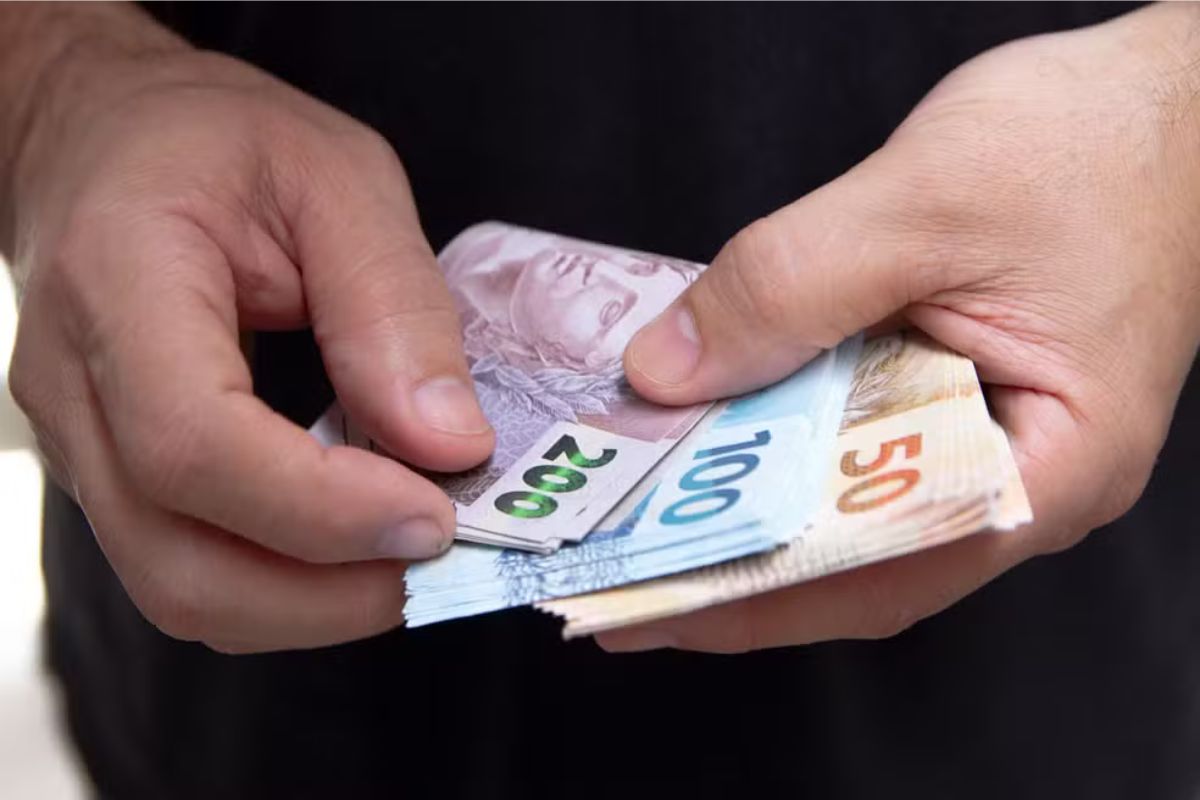Salário mínimo de R$ 1.621 em 2026: veja como ficam o PIS/Pasep, INSS, BPC, CadÚnico e seguro-desemprego