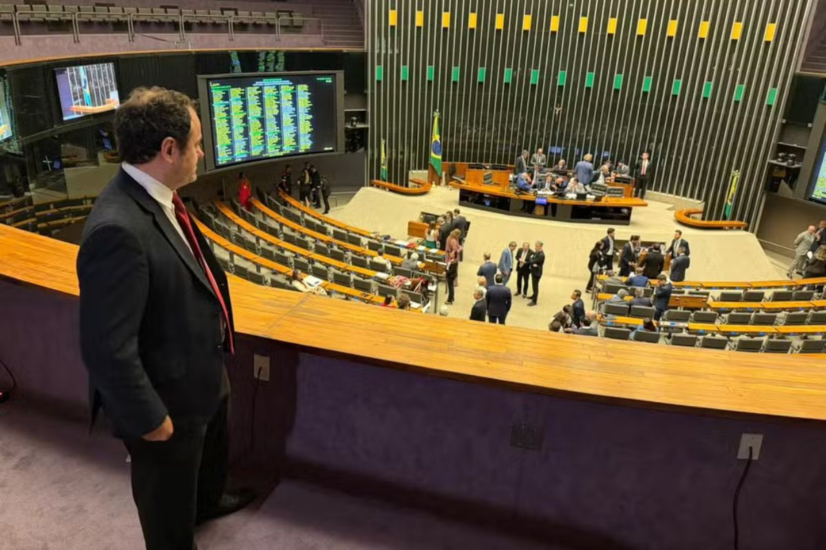 Política: Câmara suspende mandato de Glauber Braga por seis meses após tumulto no plenário