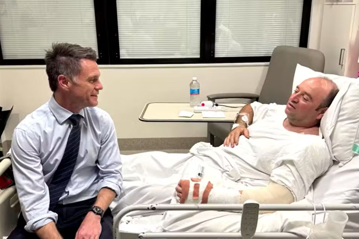 Internacional: ‘Herói’ que desarmou atirador em praia de Sydney aparece em primeira foto no hospital após cirurgia