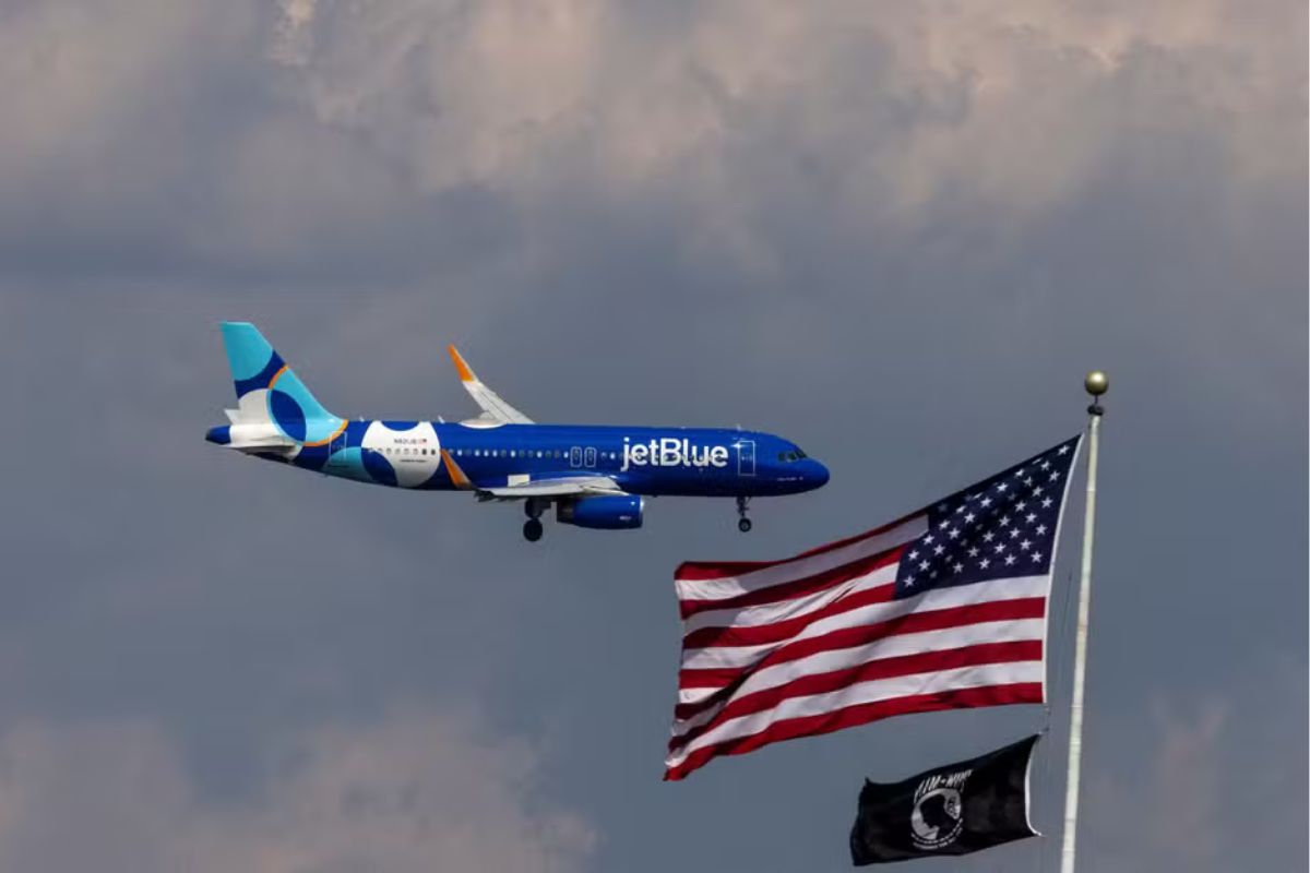 Incidente: Avião desvia rota para evitar colisão com jato militar dos EUA perto da Venezuela, diz piloto