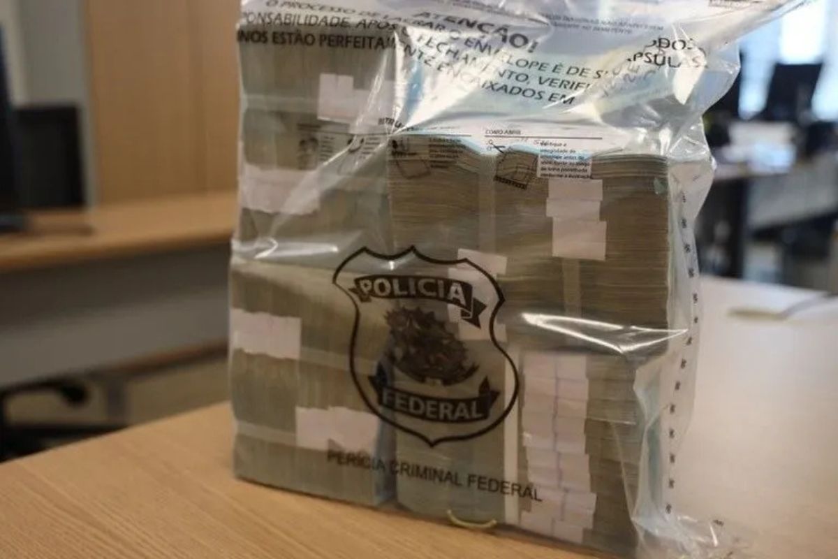 Investigação: PF apreende cerca de R$ 400 mil na casa do deputado Sóstenes Cavalcante durante operação sobre cotas parlamentares