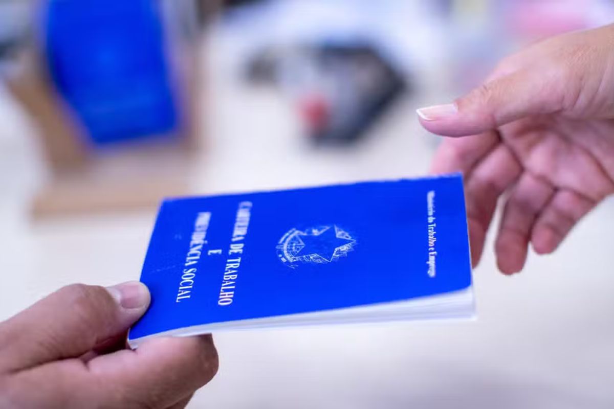 Trabalho: Desemprego cai a 5,2% em novembro e atinge menor taxa da série histórica do IBGE