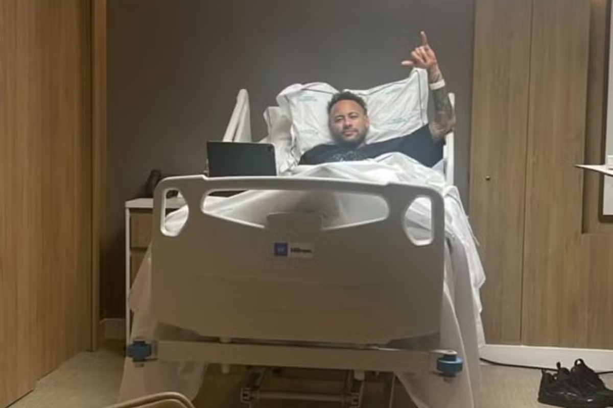 Futebol: Neymar passa por cirurgia no menisco e deve voltar aos gramados em fevereiro pelo Santos