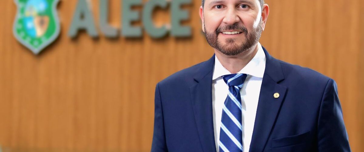 Política: Presidente da Alece antecipa pagamento e garante dinheiro na conta dos servidores na virada do ano