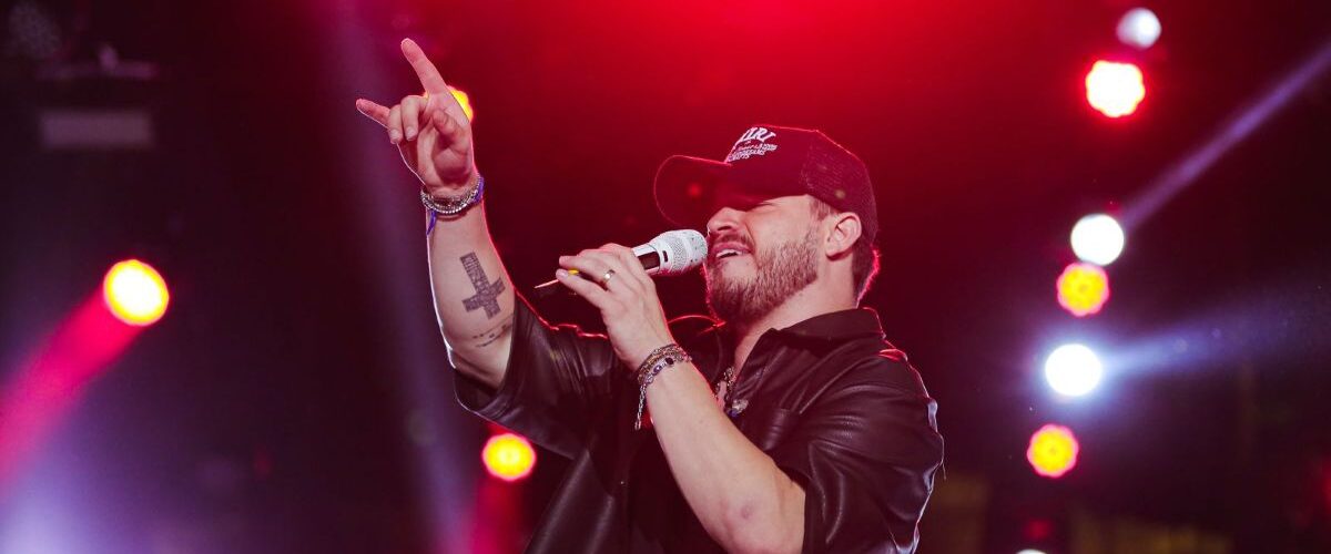 Show: Matheus Fernandes agita Fortaleza com turnê “Anos 2000” e entrega noite nostálgica com show imersivo