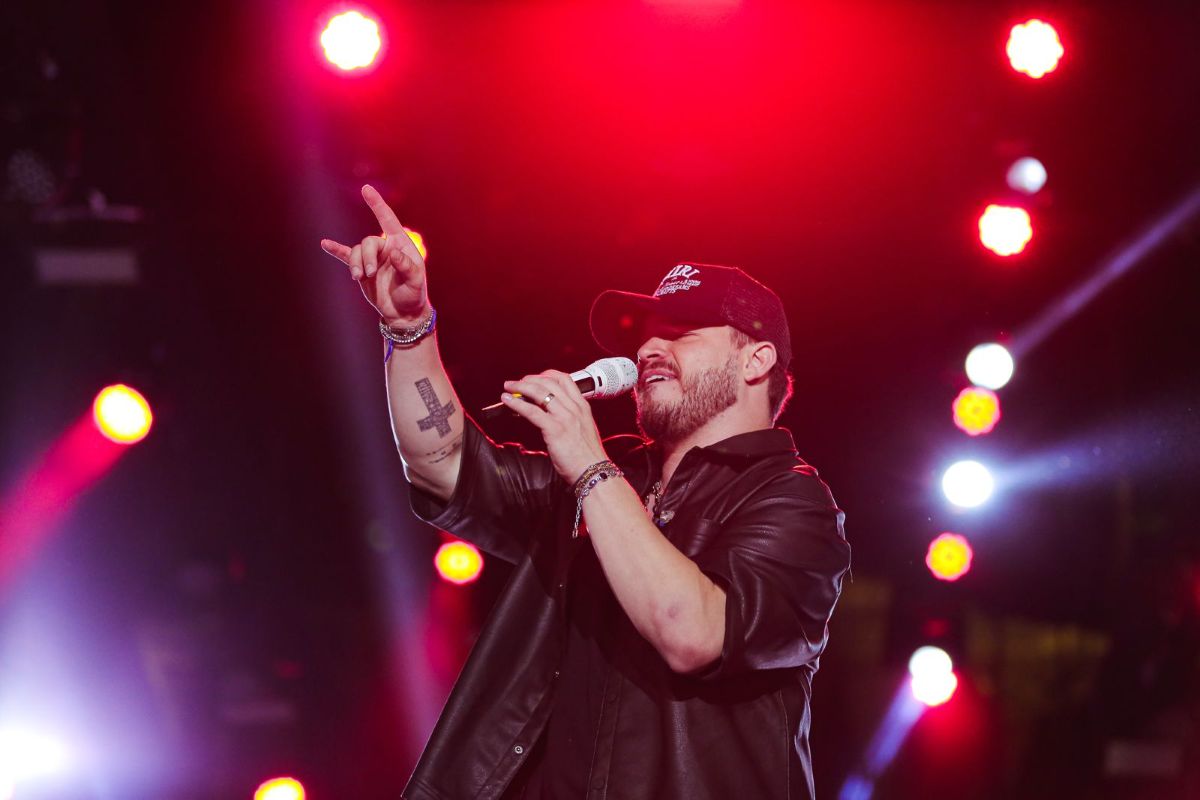 Show: Matheus Fernandes agita Fortaleza com turnê “Anos 2000” e entrega noite nostálgica com show imersivo