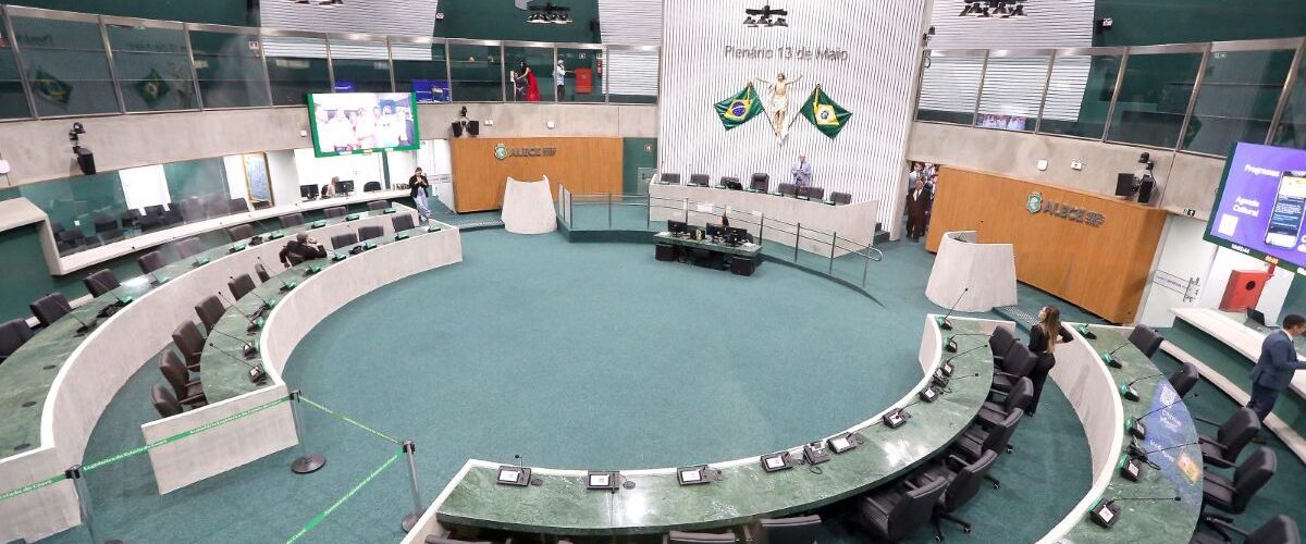 Política: Alece homenageia deputados com mais de 25 anos de vida pública com Medalha Paulo Sarasate