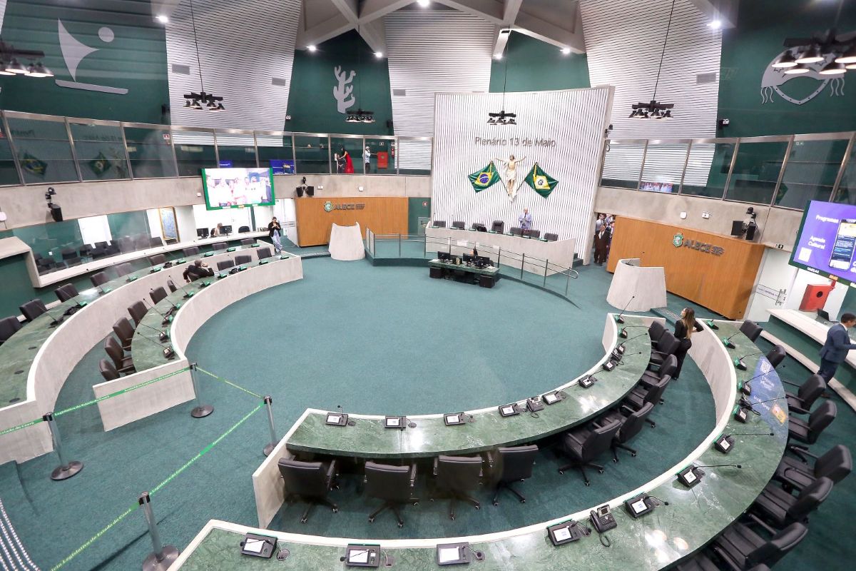 Política: Alece homenageia deputados com mais de 25 anos de vida pública com Medalha Paulo Sarasate