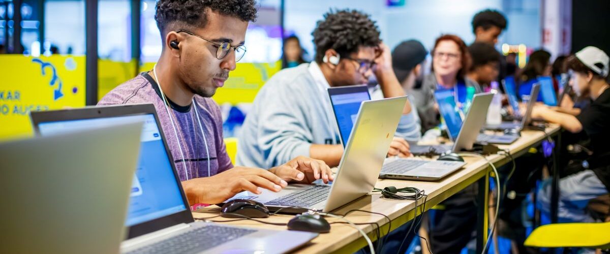 Formação: IBM e CIEE lançam cursos gratuitos de IA e tecnologia durante as férias com certificado online