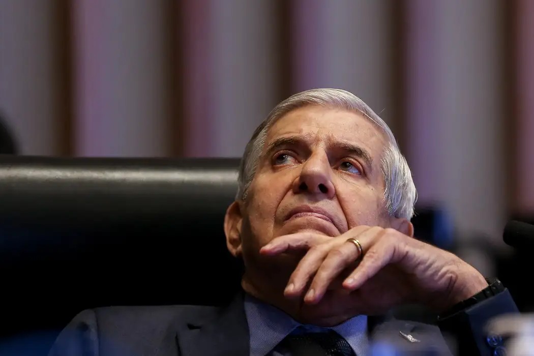 Justiça: Moraes concede prisão domiciliar humanitária a Augusto Heleno com uso de tornozeleira