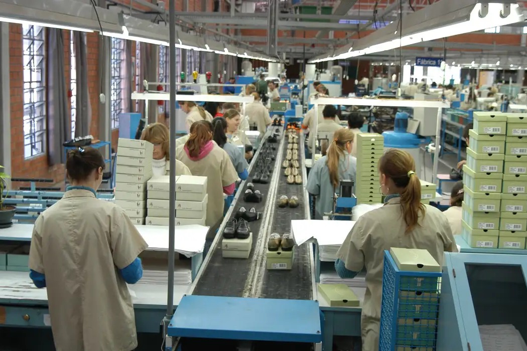 Economia: Faturamento da indústria cresce, mas emprego recua pelo terceiro mês consecutivo