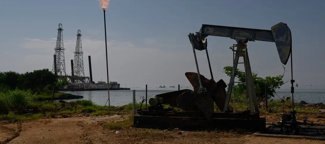 Mundo: EUA autorizam China a comprar petróleo da Venezuela, mas exigem preço “justo”, diz governo Trump