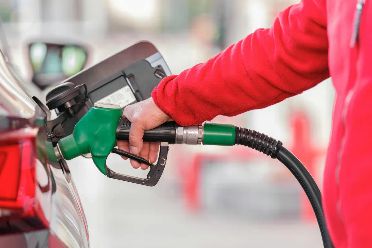 Preço da gasolina cai: Petrobras anuncia redução de 5,2% para as distribuidoras