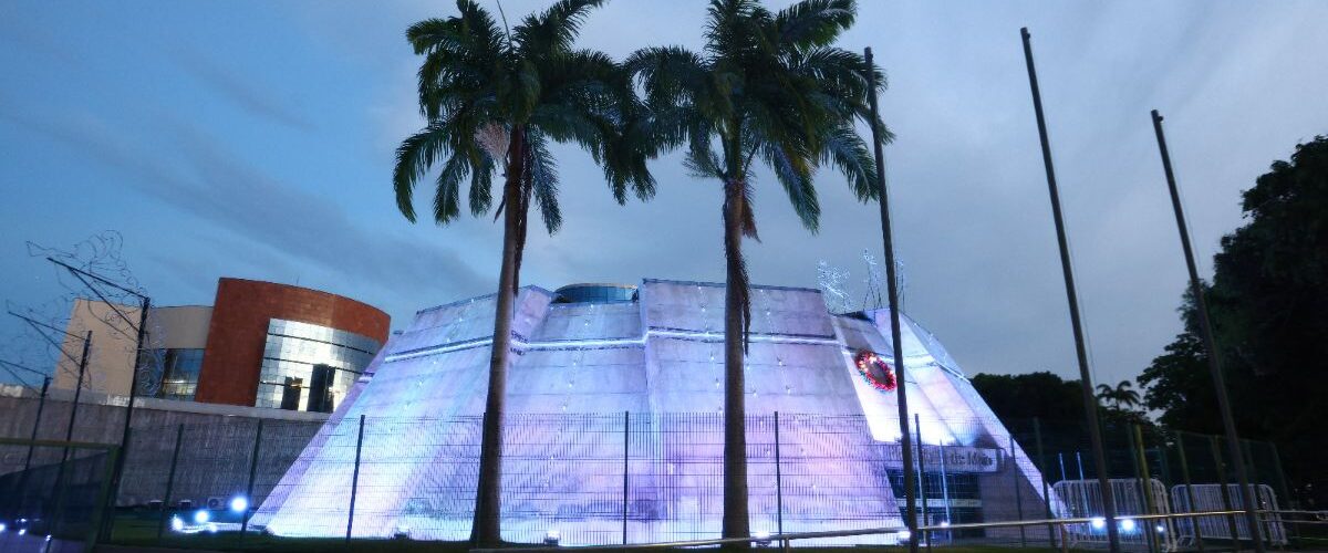 Alerta: Alece ilumina fachada do Plenário 13 de Maio em apoio à campanha Janeiro Branco