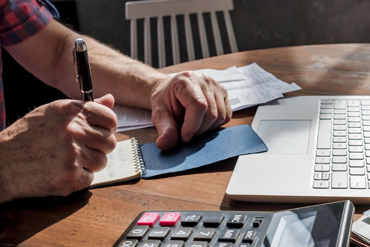 Ano novo, vida financeira nos trilhos: especialista dá dicas para começar 2026 no azul