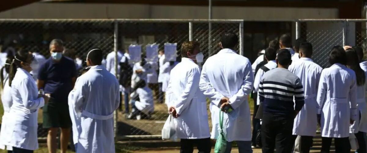 Educação: CFM discute barrar atuação de 13 mil formandos de Medicina reprovados em exame nacional