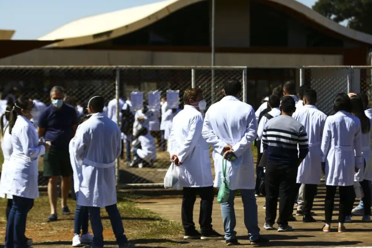 Educação: CFM discute barrar atuação de 13 mil formandos de Medicina reprovados em exame nacional