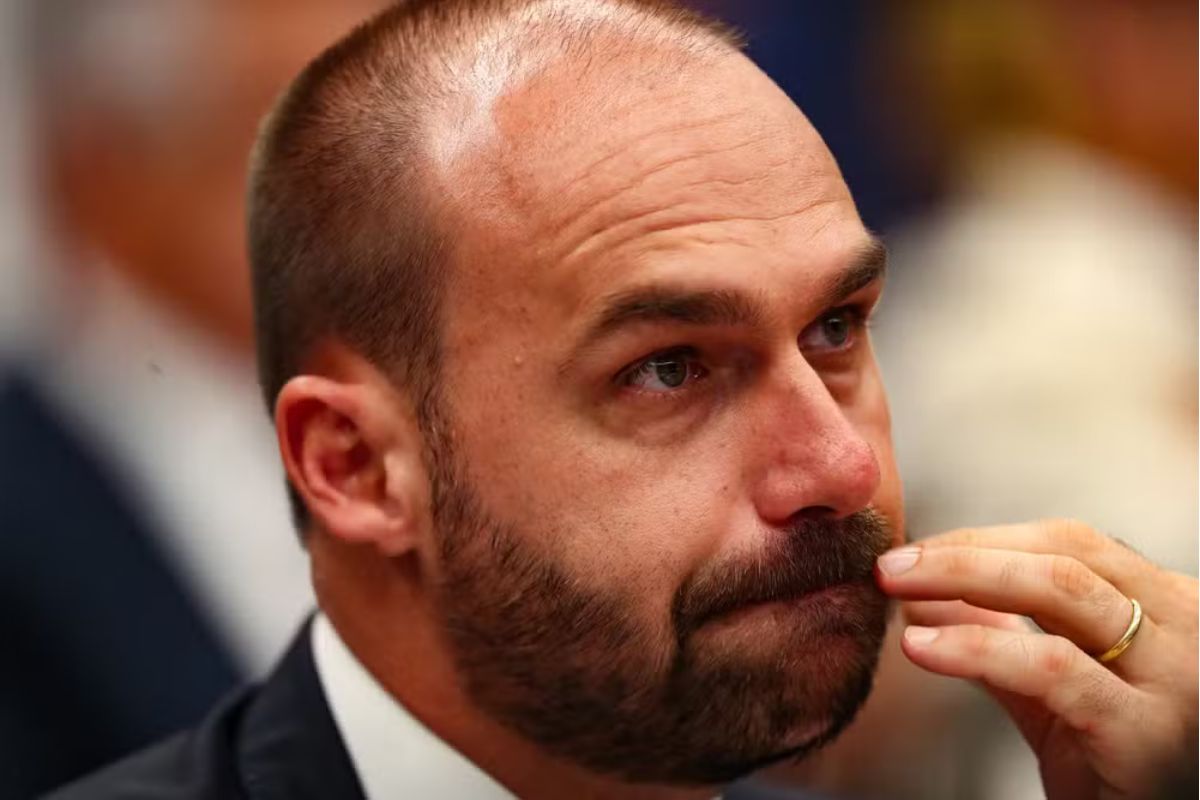 Gestão: Polícia Federal determina retorno de Eduardo Bolsonaro ao cargo de escrivão após perda de mandato