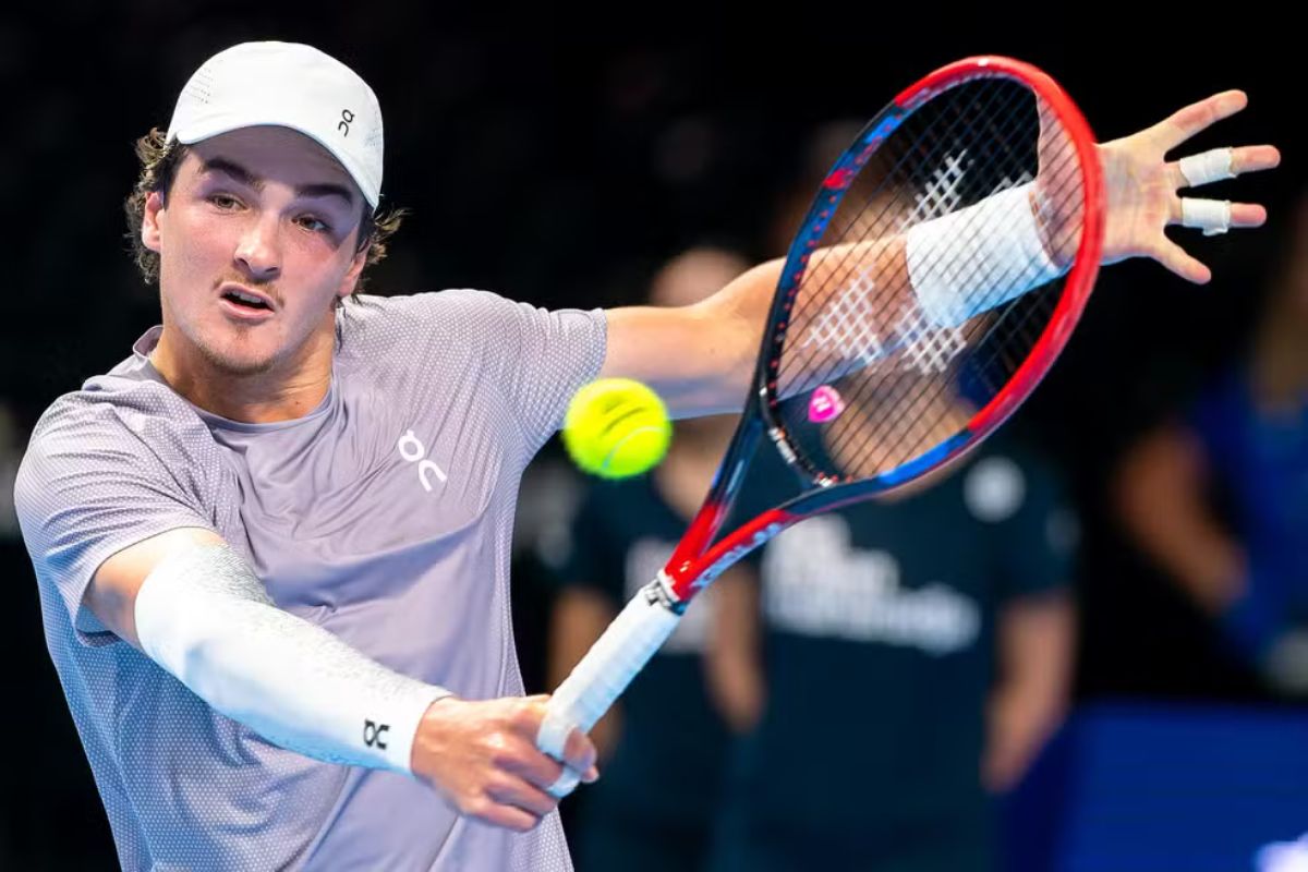 Tênis: João Fonseca sofre lesão na lombar, adia estreia em 2026 e deve cair no ranking da ATP