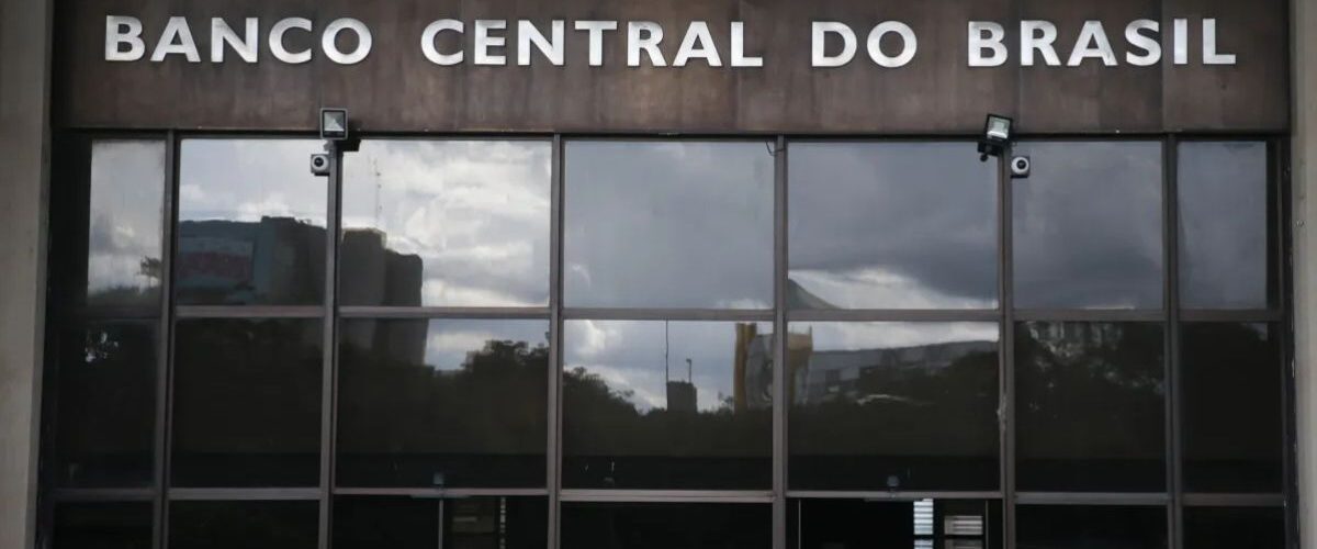 Caso Master: PF apura denúncia de contratação de influenciadores para atacar o Banco Central