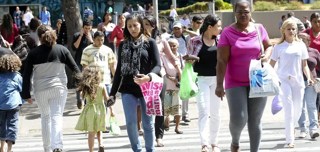 Economia: Desemprego cai a 5,1% e bate recorde histórico