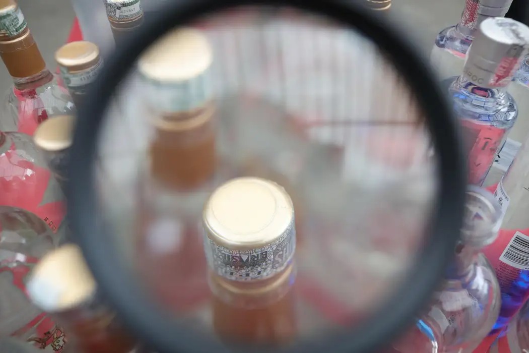 Operação contra falsificação de bebidas prende duas pessoas em São Paulo