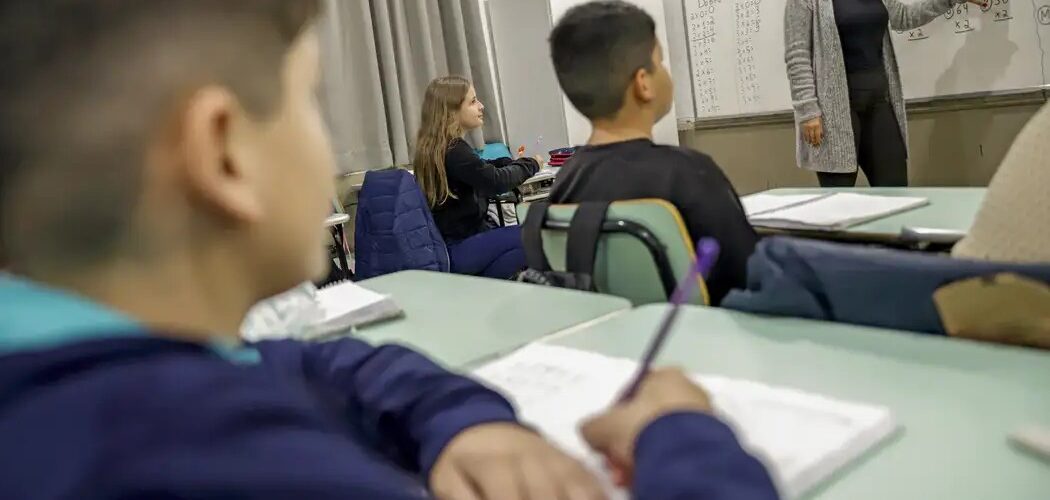 Educação: CNTE comemora reajuste do piso do magistério para 2026; prefeitos contestam impacto fiscal