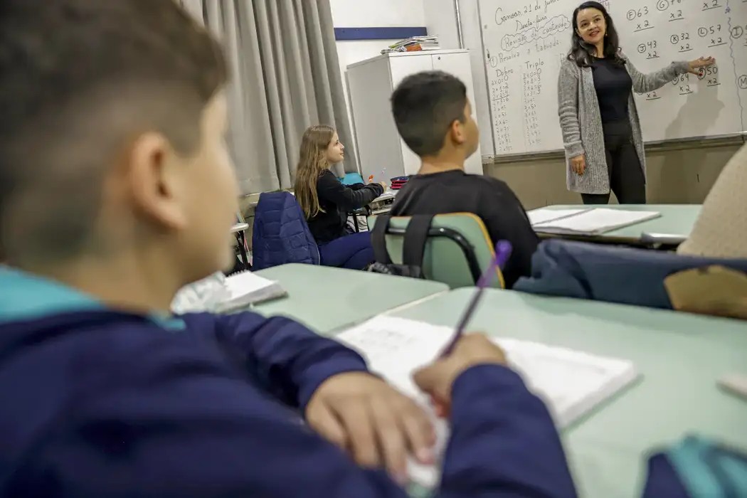 Educação: CNTE comemora reajuste do piso do magistério para 2026; prefeitos contestam impacto fiscal