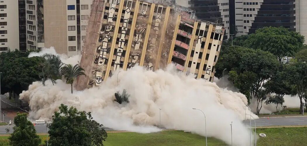 Implosão: Torre Palace, primeiro hotel de luxo de Brasília, é implodido no centro da capital