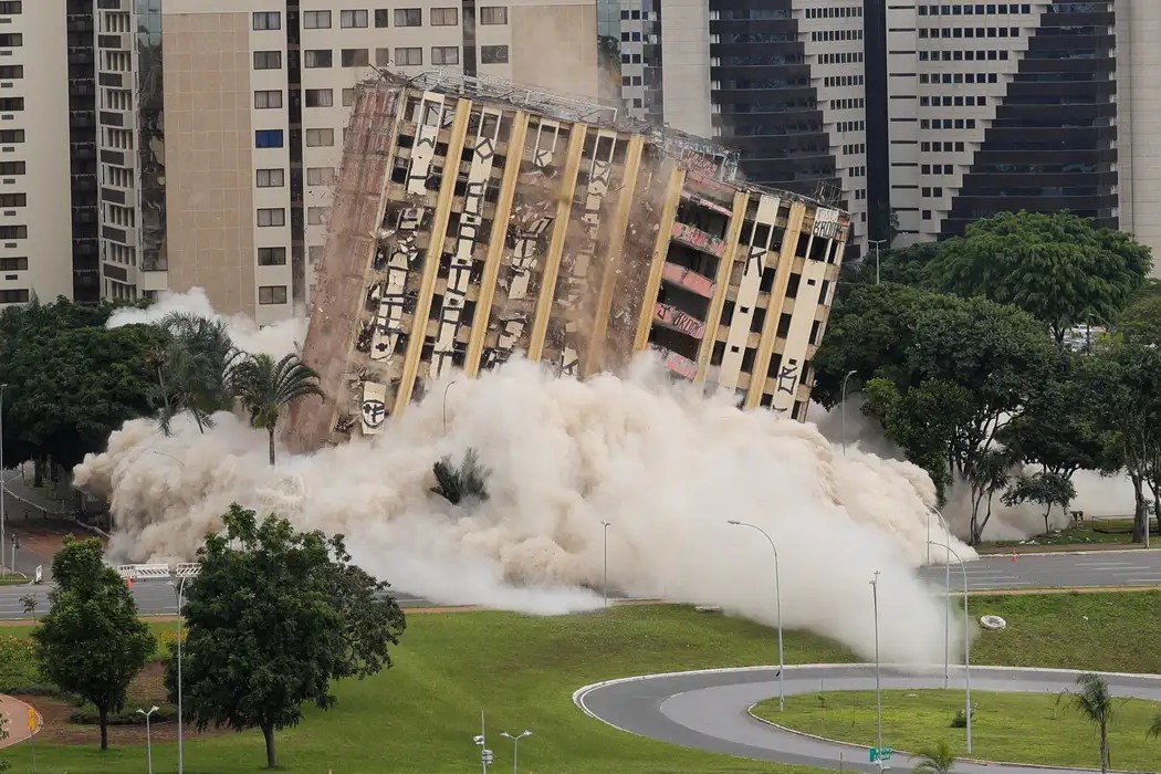 Implosão: Torre Palace, primeiro hotel de luxo de Brasília, é implodido no centro da capital