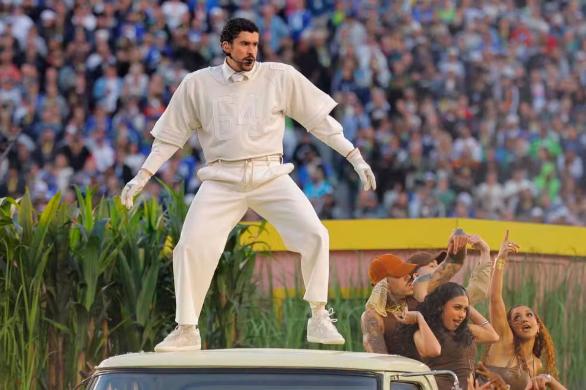 Show: Bad Bunny transforma show do Super Bowl em manifesto latino e provoca reação de Trump