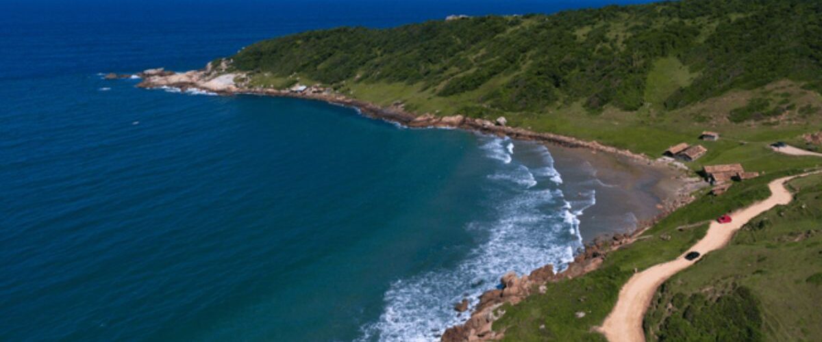Destino: Garopaba combina praias, dunas e surfe no verão catarinense