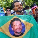 Folia: Bonecos gigantes de Wagner Moura e Kleber Mendonça dominam o carnaval de Olinda