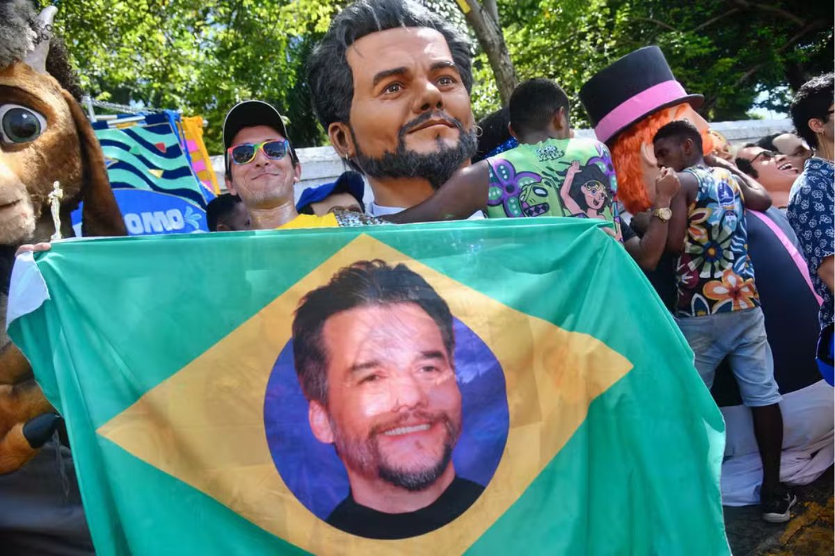 Folia: Bonecos gigantes de Wagner Moura e Kleber Mendonça dominam o carnaval de Olinda