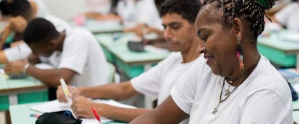 Educação: Refuturiza aposta no EJA para colaboradores